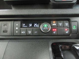 AUTOエアコンでいつでも快適な温度に!さらに運転席と助手席にはシートヒーターも付いています。