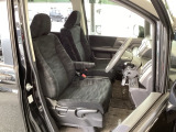 フロント広々、セパレートシートの運転席は、ハイトアジャスターが付いているので、快適にドライブができます。ハンドルはテレスコピック機能で、ハンドル位置を上・下・手前・奥に調節できます。