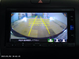 バックカメラの画像です。ガイドラインがスムースな車庫入れをサポートいたします。車庫入れの安心感がアップしますね。