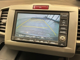 リバースギアに入れるだけで後方の表示へ切り替わります。夜間や雨の日の駐車も楽になりますよ。