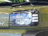 【LEDヘッドライト】悪天候や夜間走行時も良好な視界を確保し安心して運転できる高輝度LEDヘッドライトを装備!点灯速度が早く、消費電力も抑えられています。