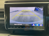 【バックカメラ】運転が苦手な方も車庫入れラクラクです!ギアをリバースに入れれば自動的に切り換わりますので、面倒な操作は不要です♪狭い駐車場もお車を傷つけず安心ですね!