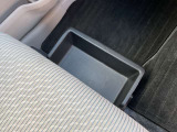 助手席の下には車検証ケースなどを入れることができるスペースがあります。