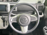 インテリアに合わせたデザインのステアリングは、運転される方のことも考え、運転しやすい形状、大きさです。是非一度、実際に触ってお確かめください。