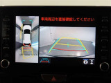 パノラミックビューモニター付きです。車両を上から見たような映像をモニター画面に表示。運転席からの目視では見にくい、車両周辺の状況をリアルタイムでしっかり確認できます。