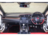 操作性に優れた運転席となります!小物入れや各ボタンの配置にこだわり、使いやすいです!座り心地もよく視認性も良好なのでロングドライブもお任せ下さい!