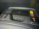 ワイヤレス充電機能で接続の手間いらず。スマートフォンなどをワイヤレスで充電可能です。