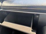 開口部が広く出し入れしやすく、車検証や小物がすっきり収まる大容量のグローブボックス。助手席に乗る人にも快適な寛ぎを提供します。細部まで質感にこだわった上質なコックピットです。