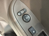 狭い駐車場で便利な電動格納ドアミラーが付いています。