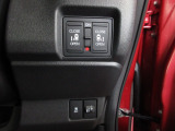 両側電動スライドドア。荷物で手が塞がる時でも簡単にドアの開閉が出来ます。何より力いらずで開閉OK。女性やお年寄りにも優しい。電動機能はOFFにもできますから元気なお子様の駆け出しも安心。