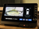 リバースギアに入れるだけで後方の表示へ切り替わります。夜間や雨の日の駐車も楽になりますよ。