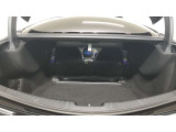 フロントシート・・・スポーティな形状のフロントシート。人間工学を追求した長時間の乗車でも疲れにくいシート形状です