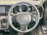 インテリアに合わせたデザインのステアリングは、運転される方のことも考え、運転しやすい形状、大きさです。是非一度、実際に触ってお確かめください。