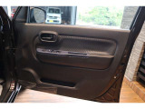 【運転席内ドア 】ミラー操作やウィンドウ開閉スイッチはドライバー目線で配置され、快適な操作性を実現!