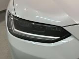 LEDヘッドライトは、点灯の瞬間から最大光量を発揮し、突然暗くなるトンネルなどでの安定感を高めます。