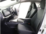 高いホールド性で運転姿勢が安定します。長距離ドライブでも疲れにくいのが魅力です。快適なドライビングライフをお送りください♪