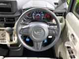 インテリアに合わせたデザインのステアリングは、運転される方のことも考え、運転しやすい形状、大きさです。是非一度、実際に触ってお確かめください。