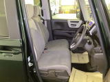 ベンチシートは、運転席と助手席の移動もスムーズ! 狭い駐車場での乗り降りや、お子様の乗り降りにも便利です。
