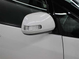 サイドターンランプ付きドアミラー。車両のドレスアップと右左折時の被視認性を兼ね備えたお洒落なミラーです。