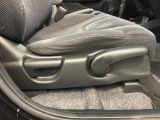 シートハイトアジャスターが付いているので運転姿勢を調整するのに便利ですね。身長に合ったシートポジションは安全運転や疲労軽減にもつながります。
