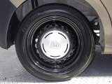 ホイールは車のデザインにマッチした専用タイプです。