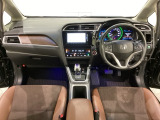 車内は光触媒抗菌消臭施工済です。インパネ周りはスタイリッシュなデザインで機能や装備も充実しています。グローブボックスやカップホルダーのほかにトレーなどたくさんの収納スペースが付いています。
