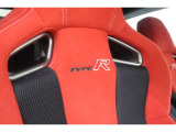 専用設計のHonda TYPE Rシートは、胸郭や大腿部をサポートするワイヤを設け、大きな「面」を作り出すことで高速旋回時の横Gや制動時の前Gからドライバーを効果的にサポートします。