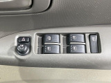 【電動格納ミラー】サイドミラーは電動格納式となっており、狭い駐車場でもキズがつくリスクを抑えられます。