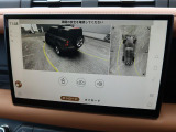 【3Dサラウンドカメラ】周囲の安全確認をアシストする機能です。3D車外ビュー、360&deg;オーバーヘッドビューを 利用して、狭いスペースでも安心、スムーズに運転操作ができます。