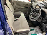 運転席の足元も広く運転しやすいです!!