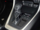電動パーキングブレーキ・ブレーキホールドを装備してます。ホールド機能は信号待ちが多い一般道で疲労軽減になり、大好評です!
