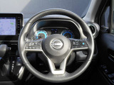 ステアリングハンドルです。オーディオコントロールスイッチが付いて運転中でも手元でオーディオの操作が出来て便利ですよ。