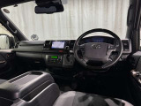 高いホールド性で運転姿勢が安定します。長距離ドライブでも疲れにくいのが魅力です。快適なドライビングライフをお送りください♪