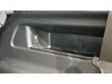 ヘッドアップディスプレー・・・フロントウインドウに車速やナビゲーション情報を投影する新装備です。走行中わずかな視点移動で情報が得られます
