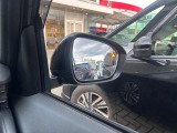 BSW『後側方車両検知警報』。 死角になりやすい隣接レーンの後側方を走行する車両を検知すると、ドライバーに表示で知らせ、さらにウィンカーを作動させた場合には、音と表示で警報します。