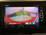 リバースギアに入れるだけで後方の表示へ切り替わります。夜間や雨の日の駐車も楽になりますよ。