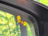 【ブラインドスポットモニタリング】走行中、ドアミラーの死角になりやすい箇所に後続車が接近するとサイドミラー付近に警告を表示、ドライバーに注意喚起をしてくれます。