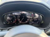 左右対称のスピードメーターで、集中して運転する事ができます。情報が見やすく視線移動を抑えられるため安心です。上質なインテリアと美しく調和し、プレミアムな運転体験を演出します。