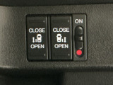 【両側パワースライドドア】両側がパワースライドドアになっており、運転席のスイッチやスマートキーでも開閉が可能です!開口部も広いので乗り降りも楽々♪