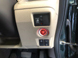 【片側電動スライドドア】リモコンや運転席のスイッチ操作のほか、ドアハンドルを少し引くだけでリアドアが自動開閉します♪