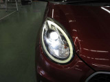1灯の光源でハイ・ローを切り替えられるBi-Beam LEDランプ。通常ランプの2倍以上明るく約10年のロングライフです。