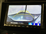 リバースギアに入れるだけで後方の表示へ切り替わります。夜間や雨の日の駐車も楽になりますよ。