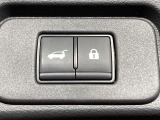 【パワーバックドア】スマートキーや運転席のボタンを押すだけでリアゲートが自動で開閉します!荷物を持っている時や、高い位置にあるバックドアを閉める際に便利な機能です♪