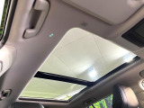 【大型サンルーフ】車内の解放感が一気に上がる大型のパノラマルーフ!季節を問わず開放的で快適なドライブをお楽しみいただけます。流通量も少なく希少価値の高い人気の装備です♪
