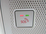 エアバッグ作動時や後突時、もしくは車内のSOSボタンを押した際に緊急通報オペレーターに連携し、救急・警察を手配します。更にオペレーターにも連携、お客様のご要望に応じてロードサービスの手配を行います。