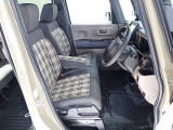 フロントシートはベンチシートです、運転席と助手席の移動が簡単です。真ん中にはアームレストも装備されています! また運転席シートの高さも調整できます。