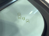 【ブラインドスポットモニター】走行中、ドアミラーの死角になりやすい箇所に後続車が接近するとサイドミラーのレンズに警告を表示!ドライバーに注意喚起をしてくれます。