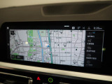 【純正ナビゲーション】BMWのナビゲーションは操作性も良く、詳細な地図情報と交通状況を見やすく表示し、快適なドライビングをサポートしながら目的地までナビゲートします。