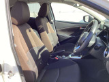 正しい姿勢で運転できるように体幹の腰部をしっかりささえるようデザインされているシートです。素材、シート形状を研究することでフィット感を高めつつ、優れた快適性を実現しています。