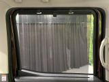 【ロールシェード】日差しや車外からの光が眩しいときにサッと引き出して使える、ロール格納タイプのサンシェードを装備。後席に乗ったお子様がウトウトしだした時など、ぜひご活用ください♪